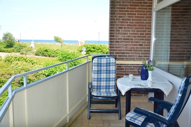 Die Aussicht vom Balkon auf Strand und Ostsee